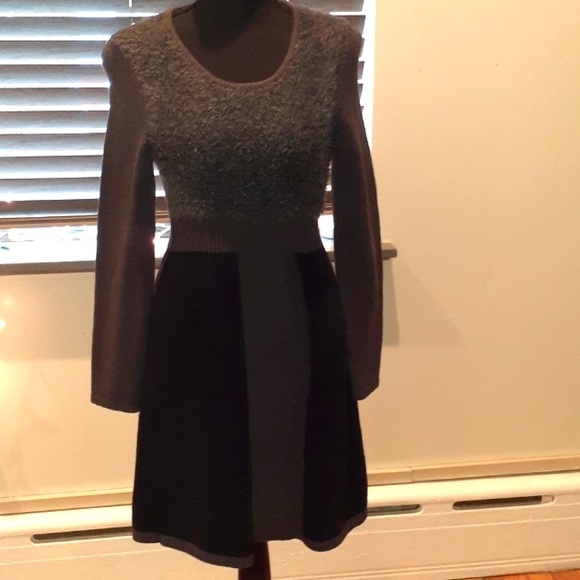Dress - Picture 1 of 4